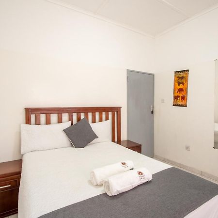 Wood Road Guest Lodge Victoria Falls Exteriör bild