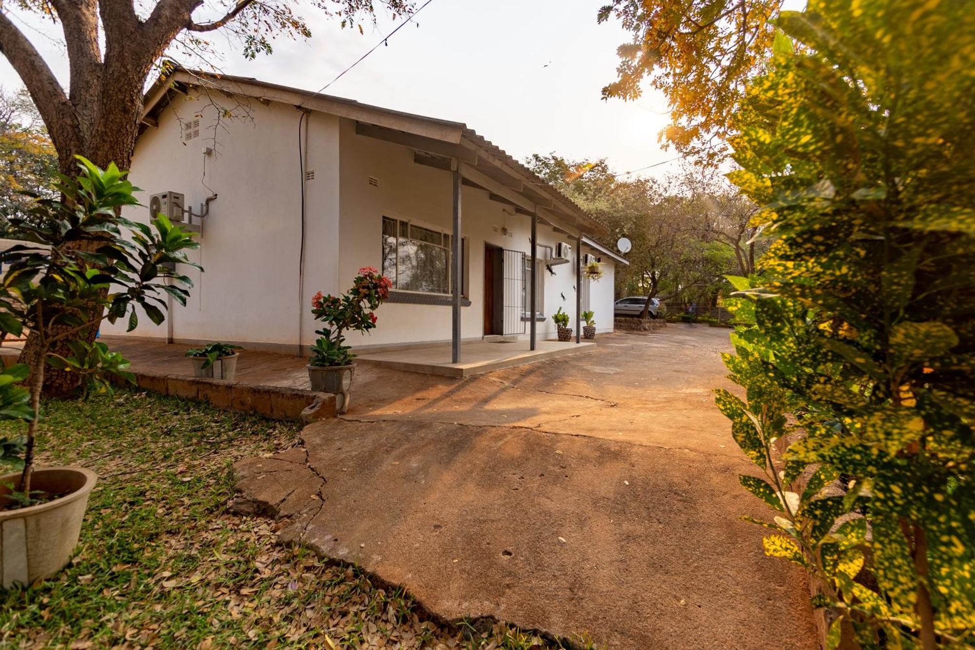 Wood Road Guest Lodge Victoria Falls Exteriör bild