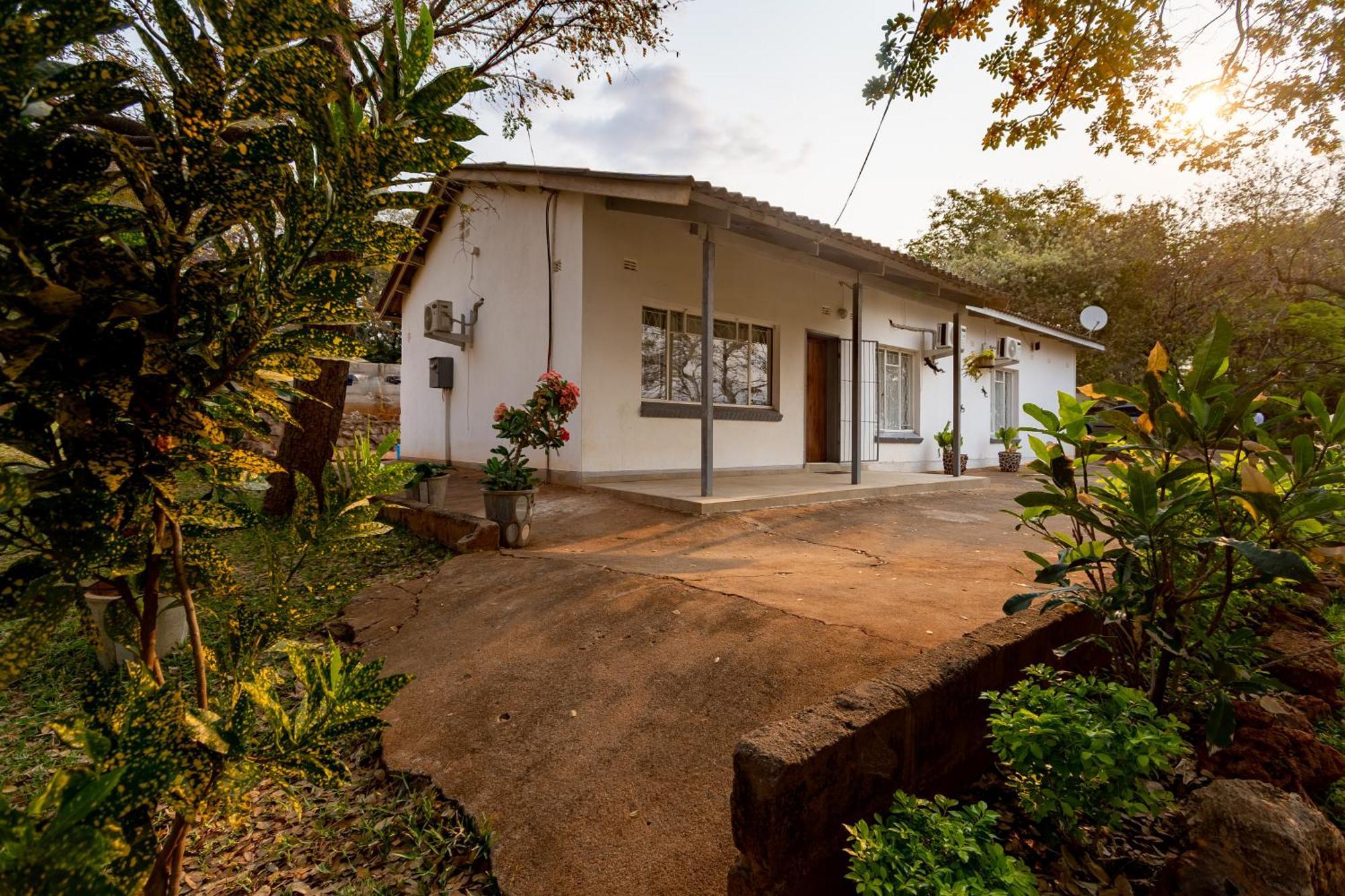 Wood Road Guest Lodge Victoria Falls Exteriör bild