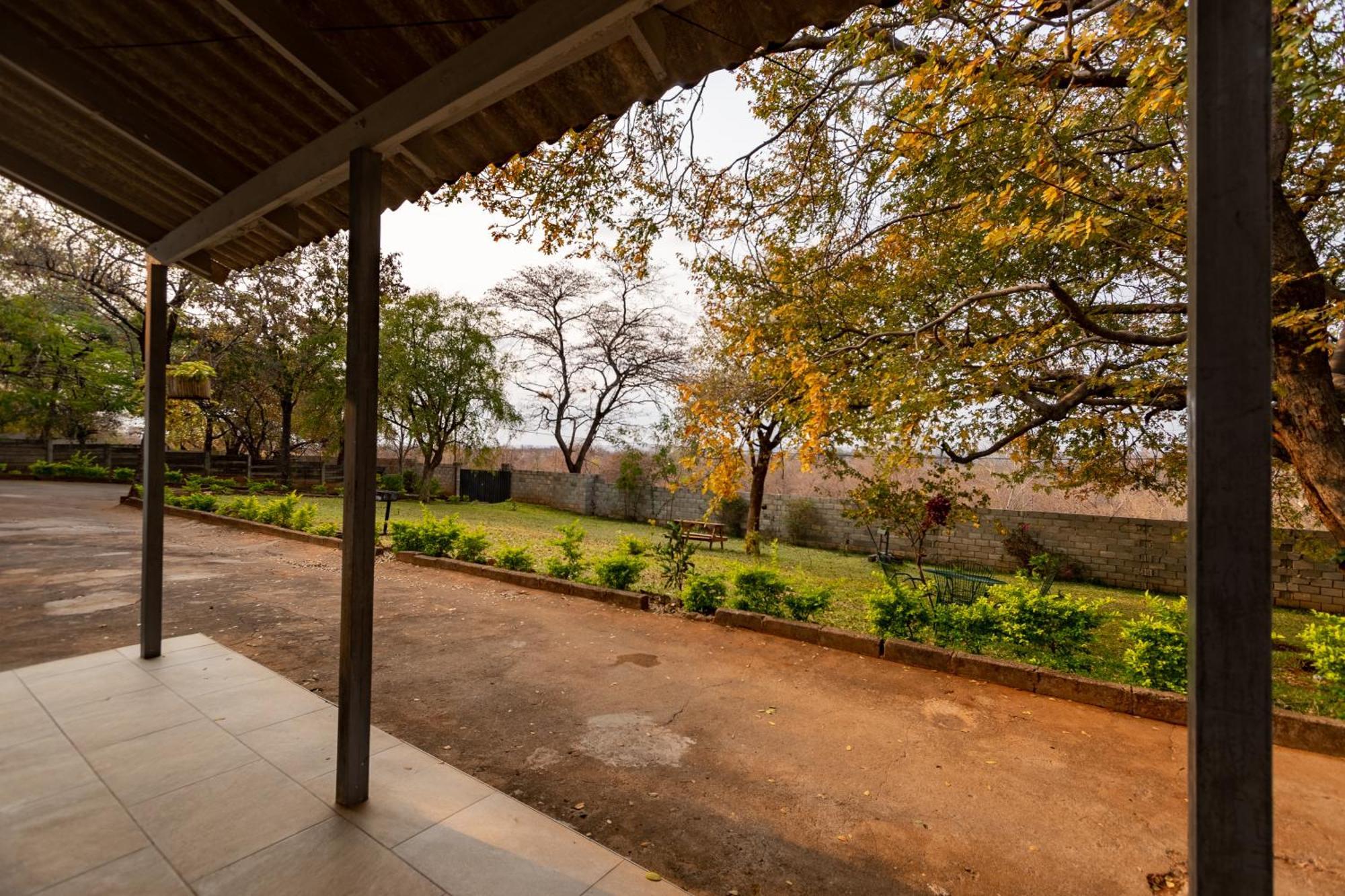 Wood Road Guest Lodge Victoria Falls Exteriör bild