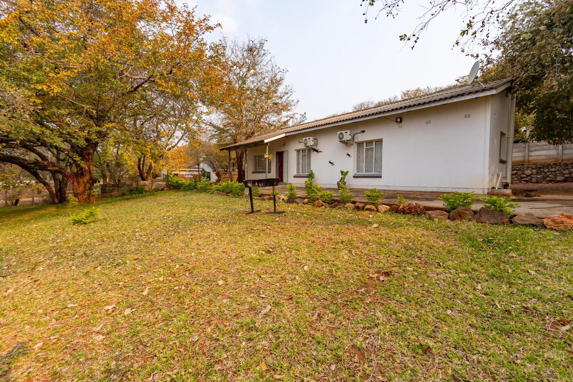 Wood Road Guest Lodge Victoria Falls Exteriör bild
