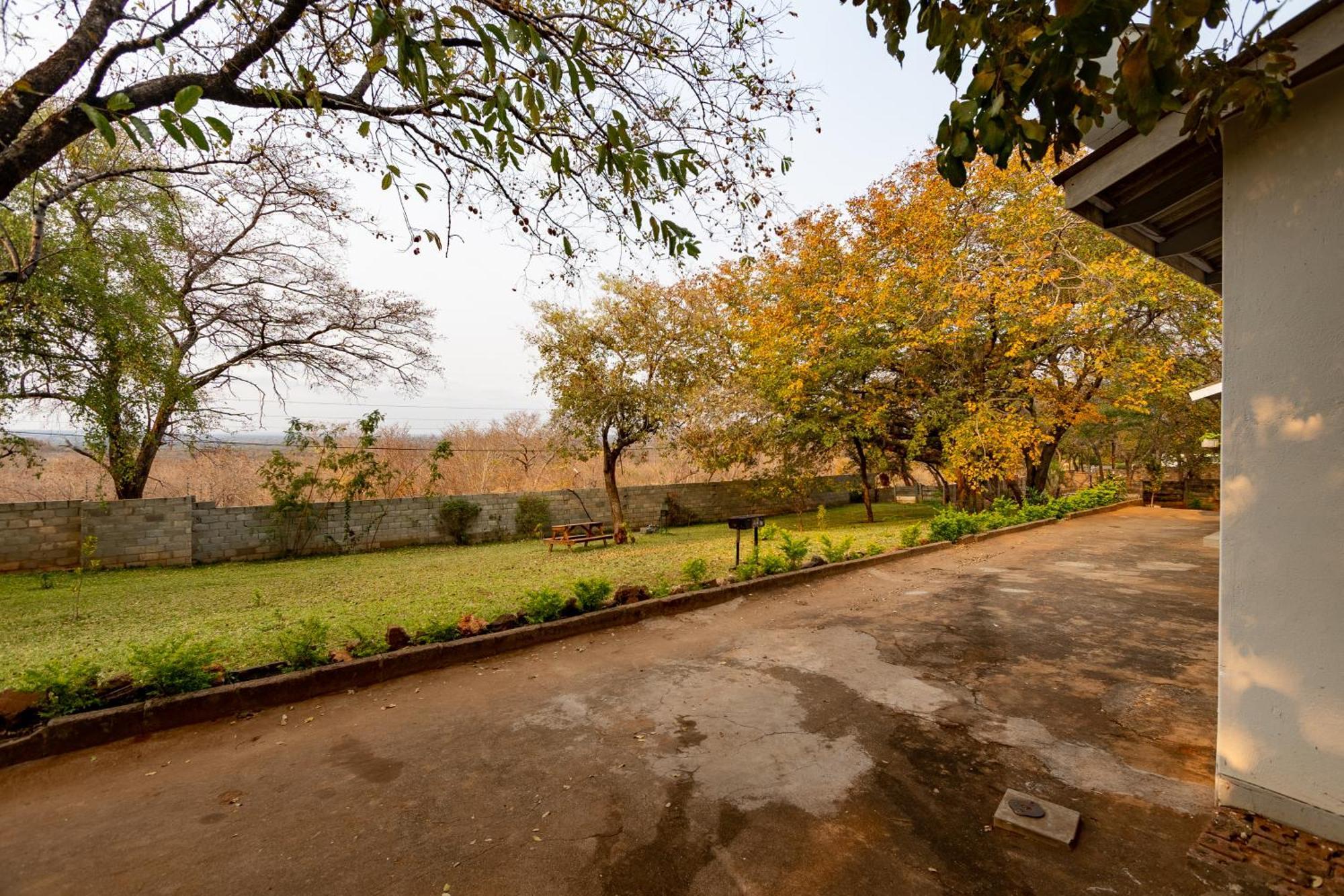 Wood Road Guest Lodge Victoria Falls Exteriör bild