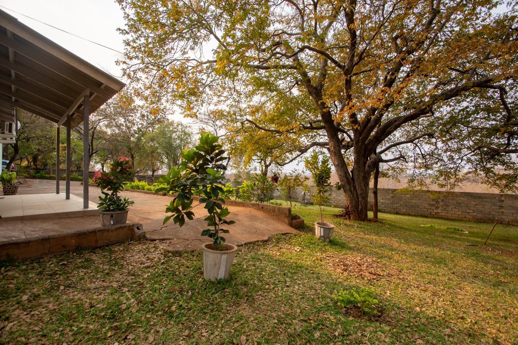 Wood Road Guest Lodge Victoria Falls Exteriör bild
