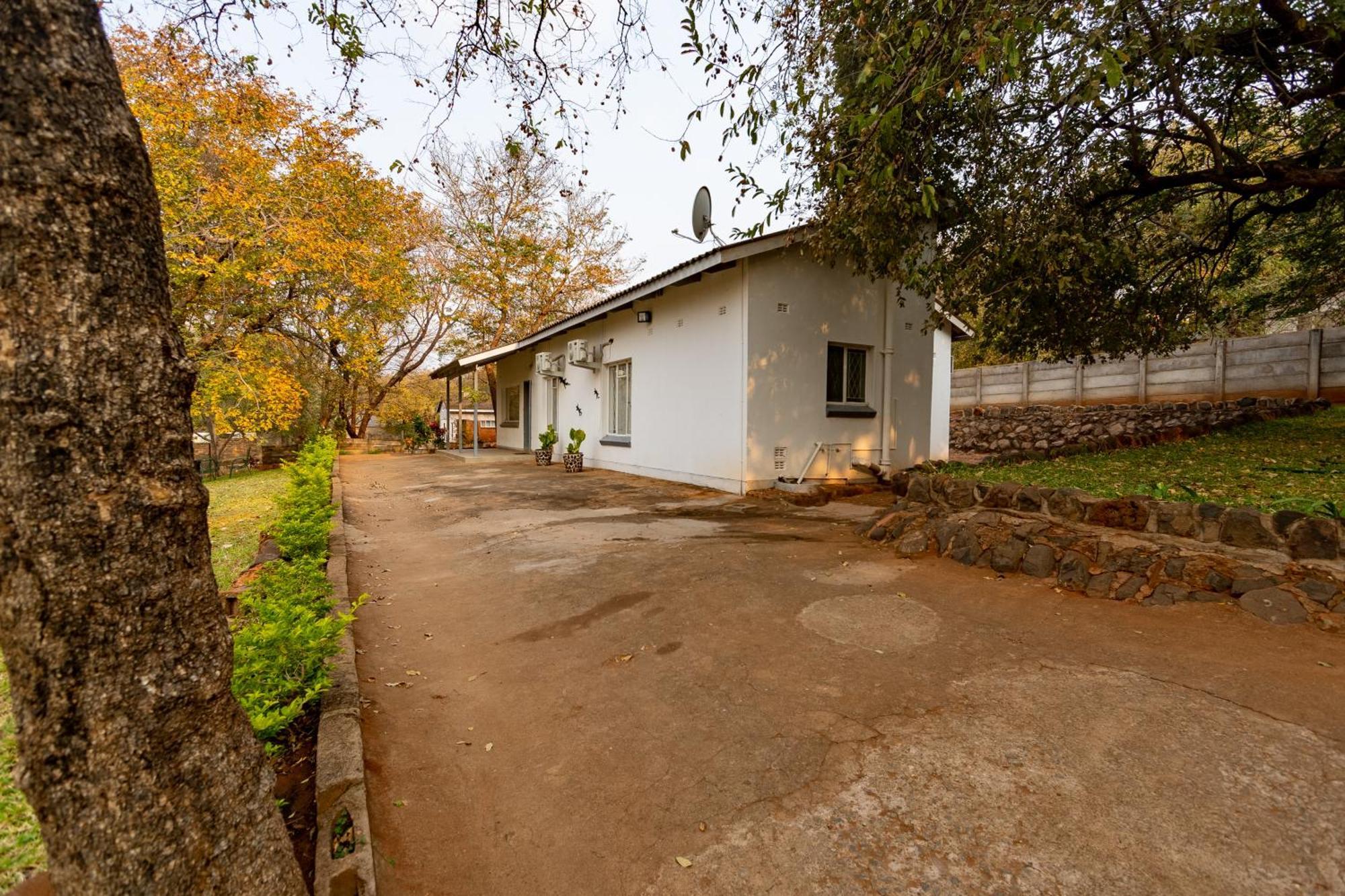 Wood Road Guest Lodge Victoria Falls Exteriör bild