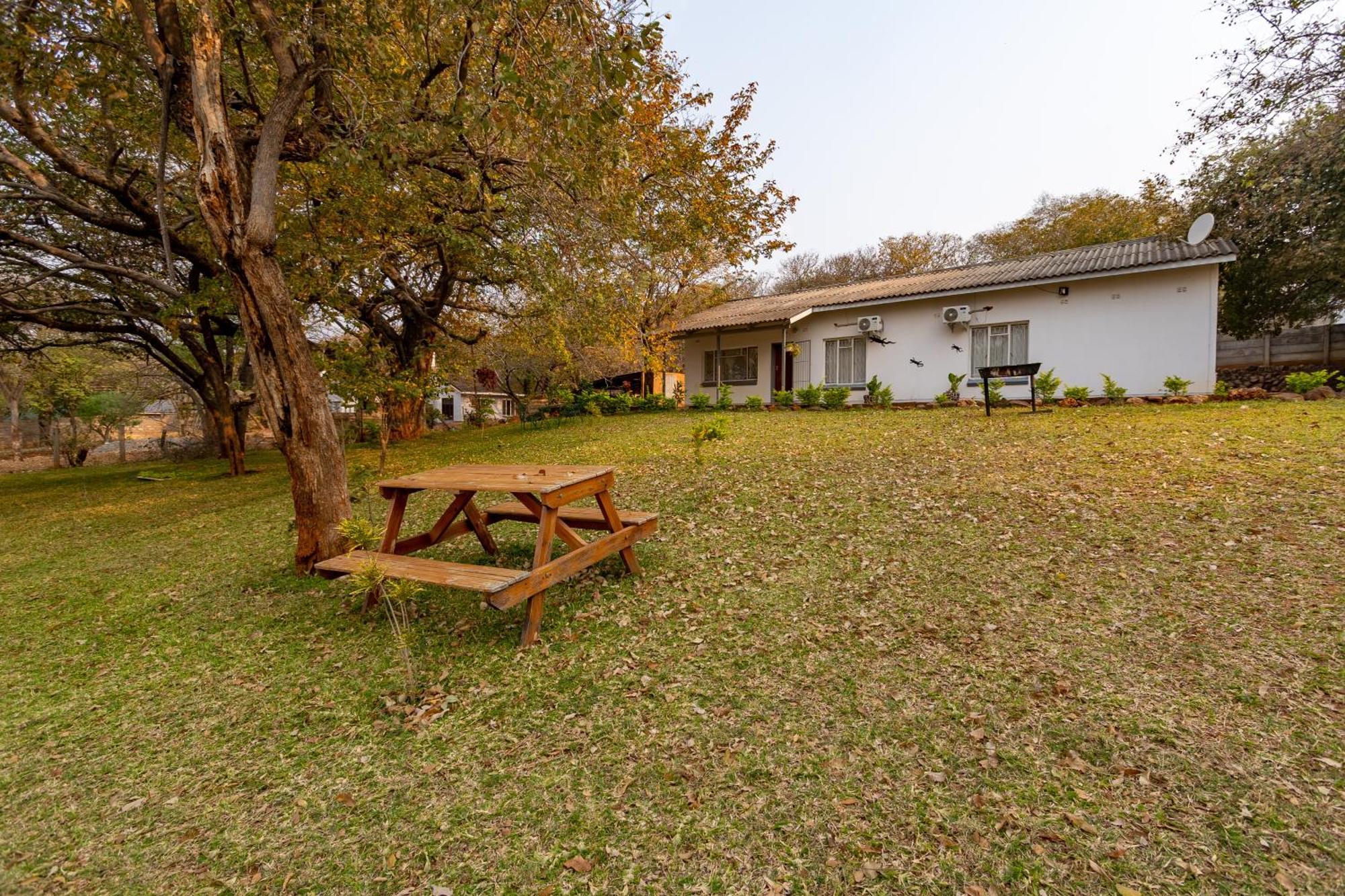 Wood Road Guest Lodge Victoria Falls Exteriör bild