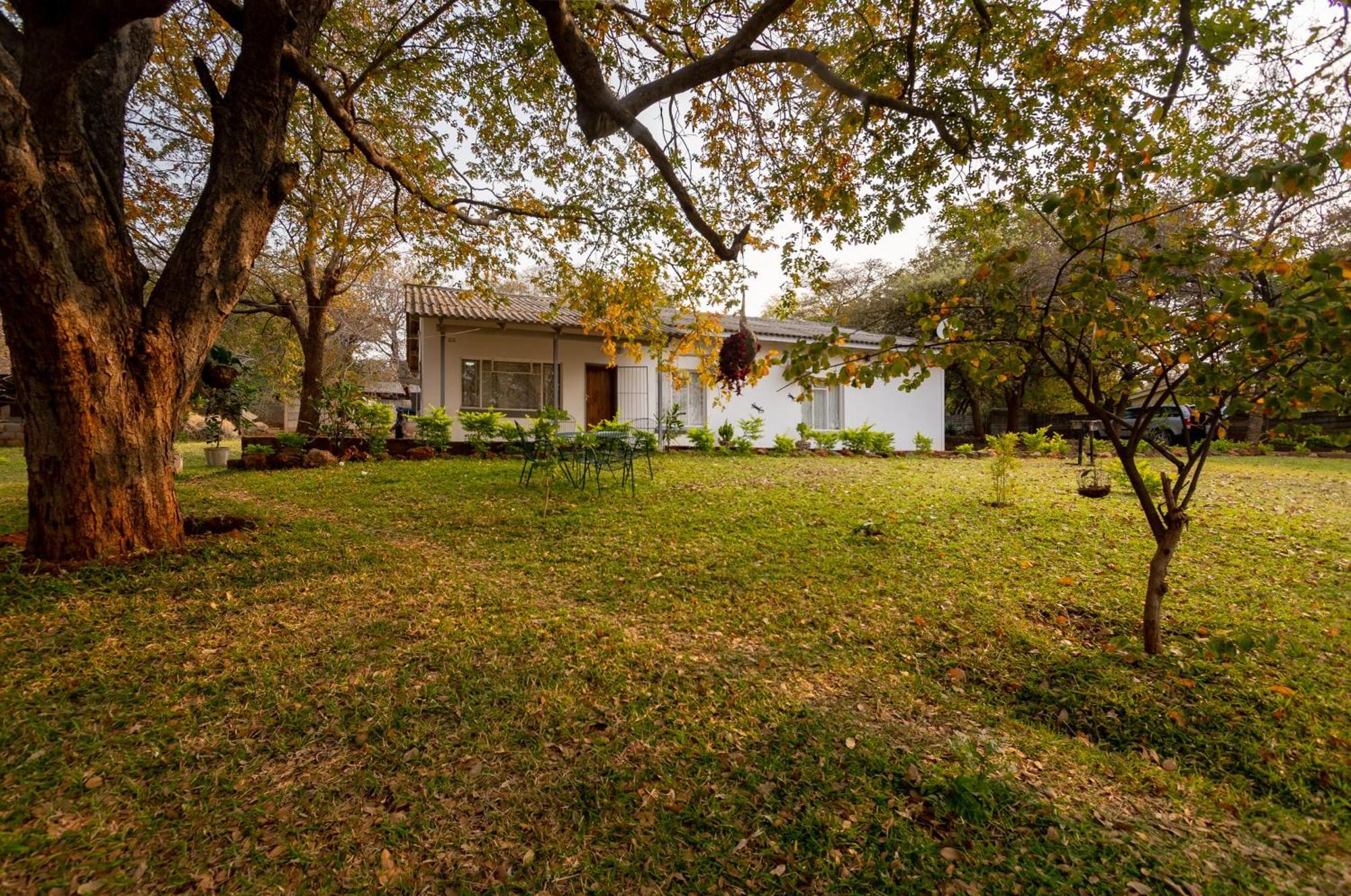 Wood Road Guest Lodge Victoria Falls Exteriör bild