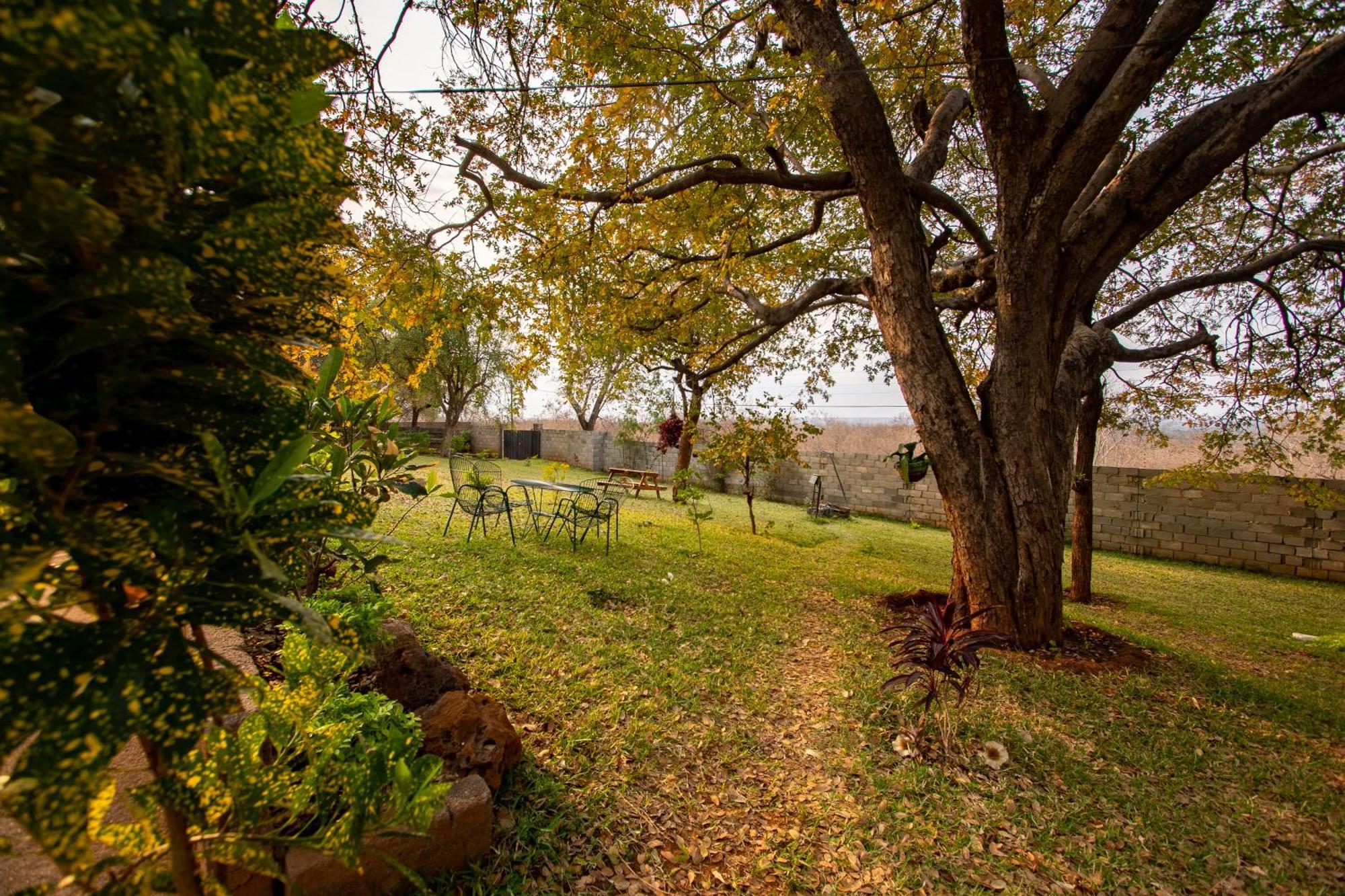 Wood Road Guest Lodge Victoria Falls Exteriör bild